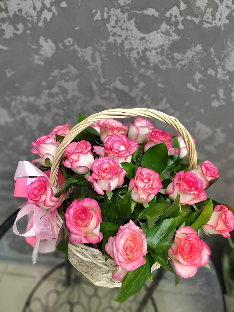 Цветочная композиция из Розы в корзине в Стрелице