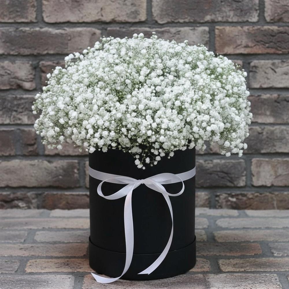 Цветочная композиция из Гипсофила в шляпной коробке в Стрелице