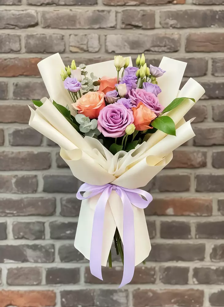 Букет цветов из: Лизиантусы и Розы в Стрелице