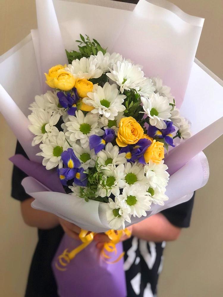 Букет цветов из: Ирисы, Хризантемы и Розы в Стрелице