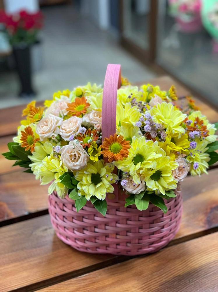 Цветочная композиция из Хризантемы и Розы в корзине в Стрелице