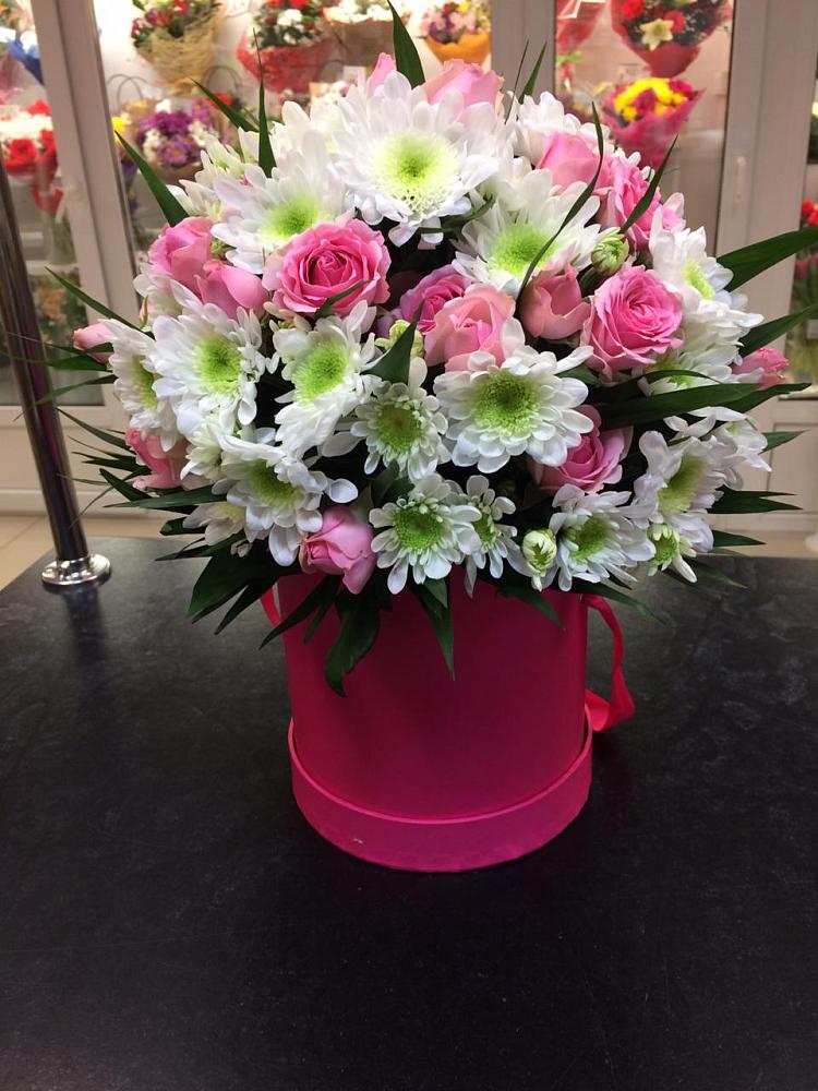 Цветочная композиция из Розы и Хризантемы в шляпной коробке в Стрелице