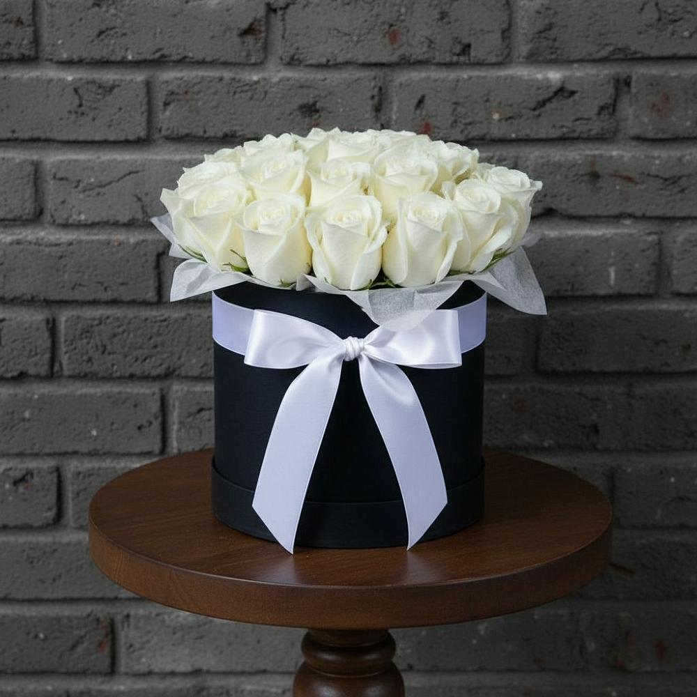 Цветочная композиция из Розы в шляпной коробке в Стрелице